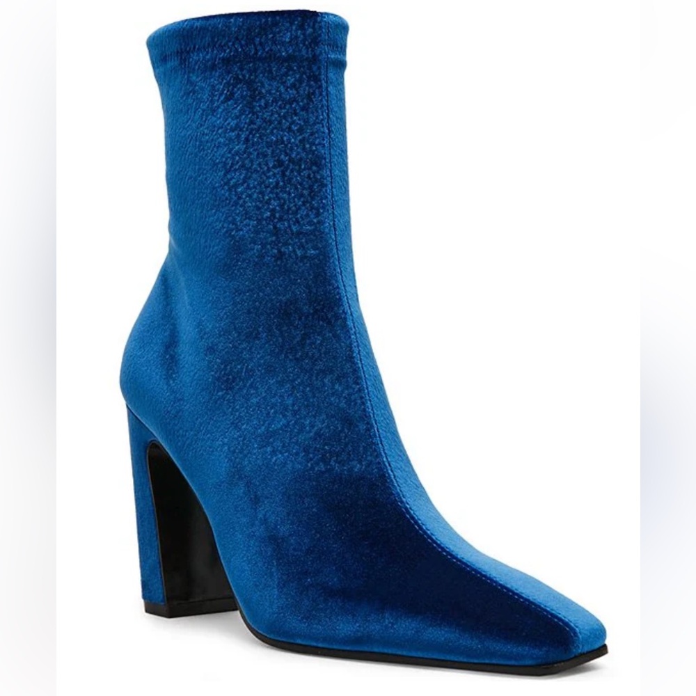 New Steve Madden
Vinka Velvet Block Heel Snip Toe Booties